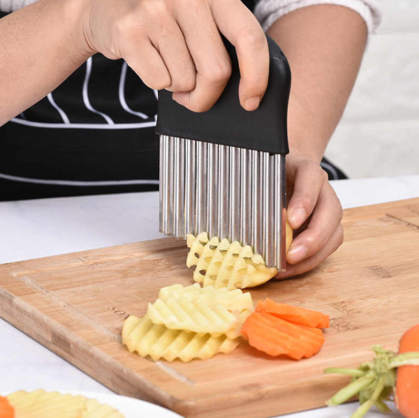 Фигурный кухонный нож для волнистой нарезки сыра, фруктов, овощей